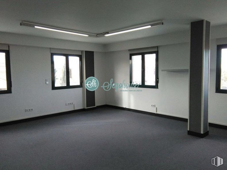 Office for rent at Zona La Lastrilla, La Lastrilla, Segovia, 40001 with window, lighting, fixture, building, shade, interior design, hall, floor, flooring and real estate around