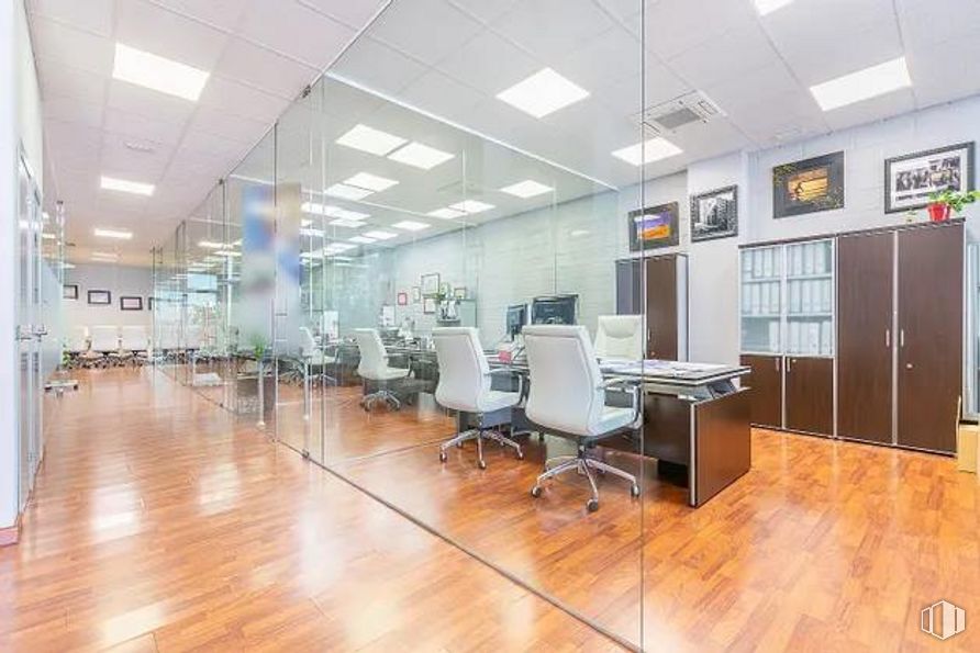 Office for sale at Avenida Américas, Coslada, Madrid, 28820 with chair, building, interior design, flooring, hall, floor, wood, fixture, laminate flooring and ceiling around