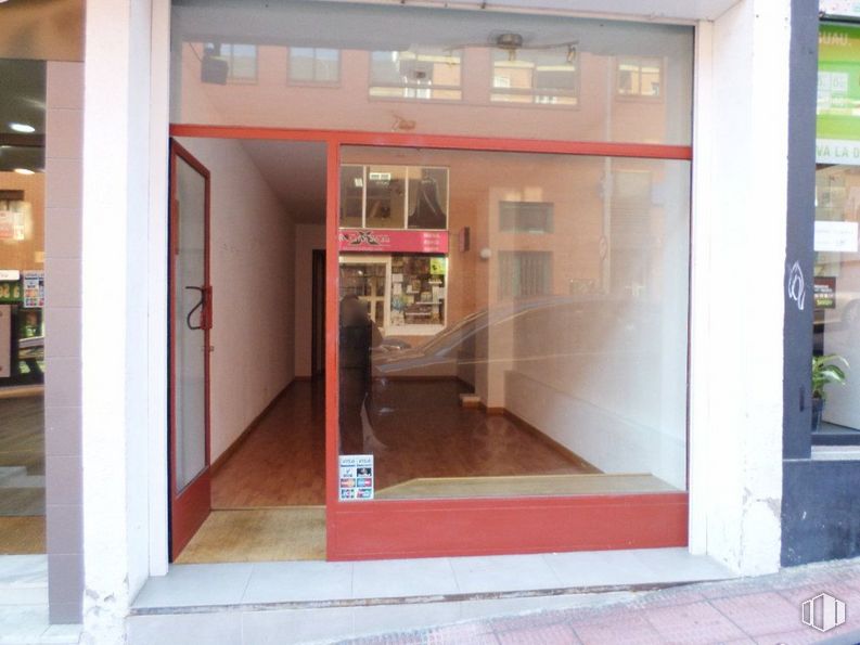 Retail for sale & for rent at Cuesta San Francisco, 15, Las Rozas de Madrid, Madrid, 28230 with mirror, building, fixture, door, wood, window, floor, flooring, automotive exterior and facade around