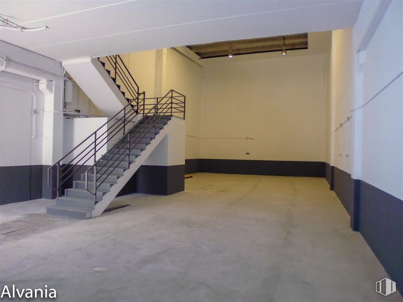 Nave en alquiler en Polígono Urtinsa, Alcorcón, Madrid, 28923 con hall, accesorio, suelo, suelos, escaleras, madera, edificio, propiedad material, inmobiliario y techo alrededor