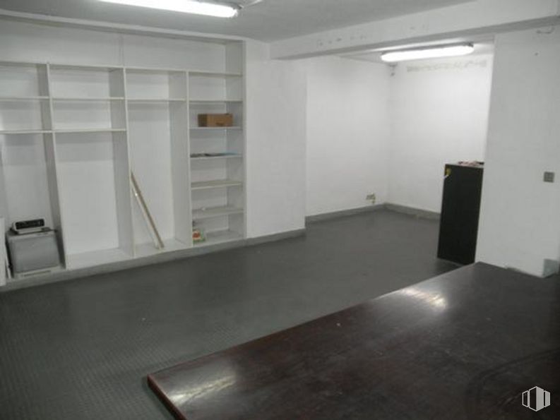 Oficina en alquiler en Calle Arturo Soria, Ciudad Lineal, Madrid, 28033 con mueble, suelo, piso, madera, accesorio, material compuesto, estantería, estante, vidrio, madera dura y rectángulo alrededor