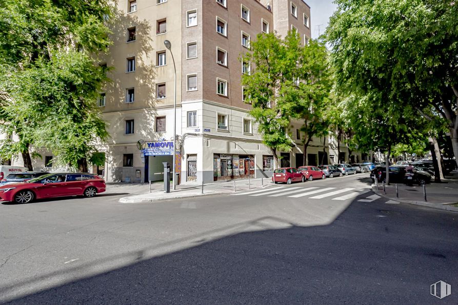 Local en alquiler en Calle Divino Vallés, 14, Arganzuela, Madrid, 28045 con coche, edificio, vehículo terrestre, rueda, neumático, propiedad, ventana, vehículo, superficie de la carretera y árbol alrededor