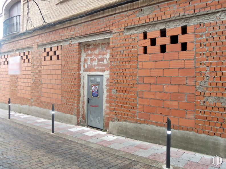 Retail for rent at Plaza Valderas y Pedraza, Los Yébenes, Toledo, 45470 with door, window, brickwork, brick, road surface, building, neighbourhood, wood, facade and residential area around