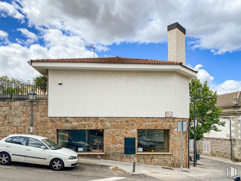 Retail for rent at Calle San Francisco de Asís, 6, Guadarrama, Madrid, 28440 with car, window, house, cloud, automotive parking light, sky, tire, vehicle, wheel and building around