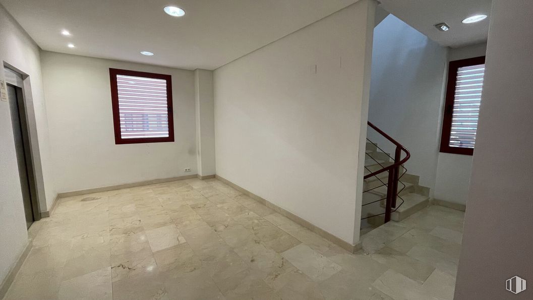 Oficina en alquiler y venta en Avenida Italia, 10, Coslada, Madrid, 28820 con persiana de la ventana, ventana, accesorio, pintura, madera, piso, sombra, suelo, edificio y pasillo alrededor