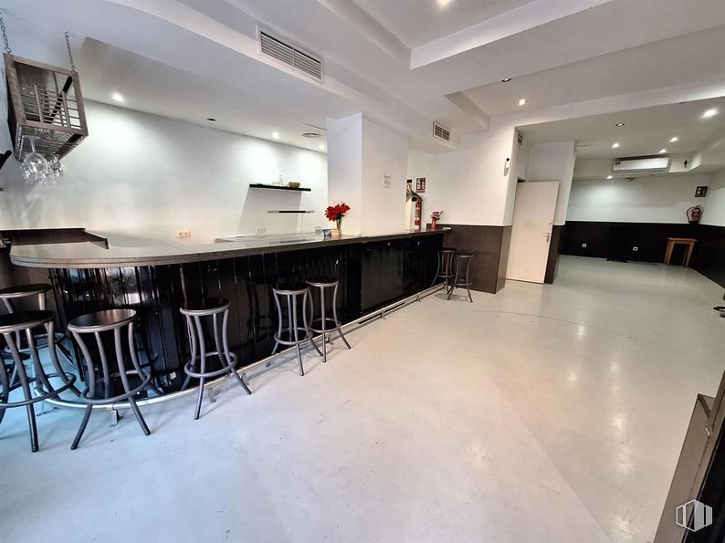 Retail for rent at Travesía Ronda, 6, San Blas - Canillejas, Madrid, 28022 with stool, flooring, floor, interior design, furniture, ceiling, wood flooring, restaurant, hall and hardwood around