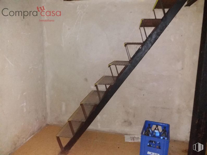 Local en venta en Casco histórico, Segovia, 40001 con mueble, madera, suelos, material compuesto, pintura, escaleras, madera dura, accesorio, metal y vidrio alrededor