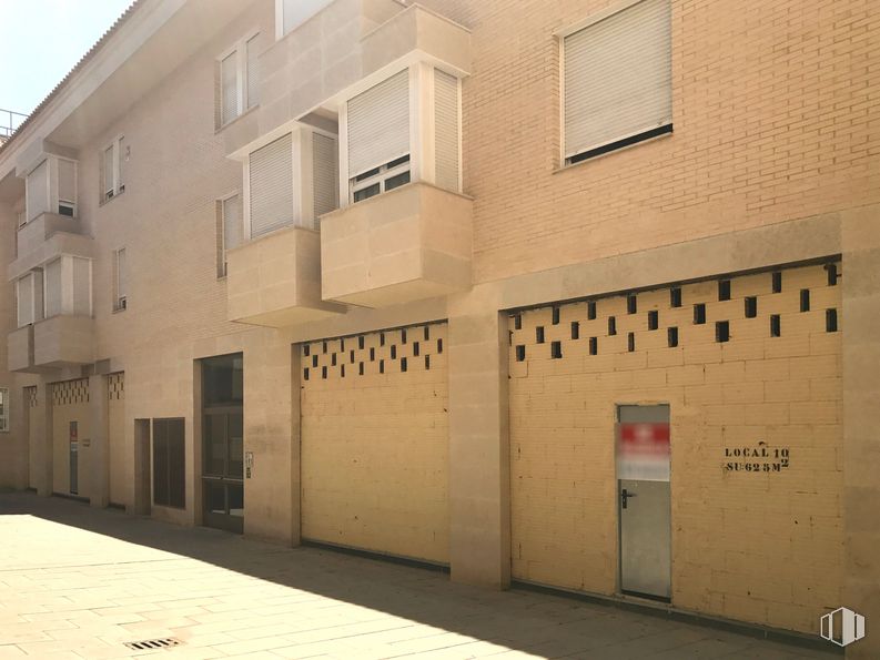 Local en alquiler y venta en Avenida Fuenlabrada, 79, Leganés, Madrid, 28912 con puerta, ventana, edificio, accesorio, diseño urbano, barrio, fachada, material compuesto, pavimento y ciudad alrededor