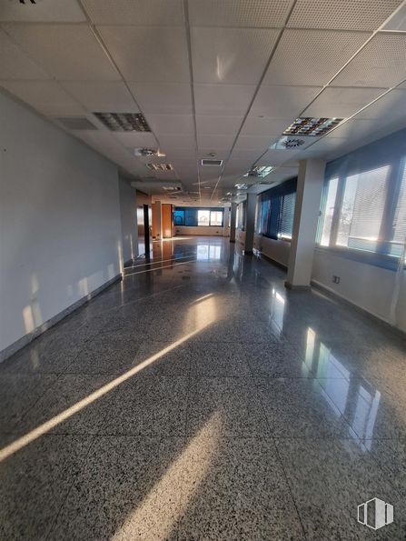 Oficina en alquiler en Zona El Pinar - Punta Galea, Las Rozas de Madrid, Madrid, 28230 con edificio, hall, suelos, casa, techo, ciudad, ventana, evento, vidrio y madera alrededor