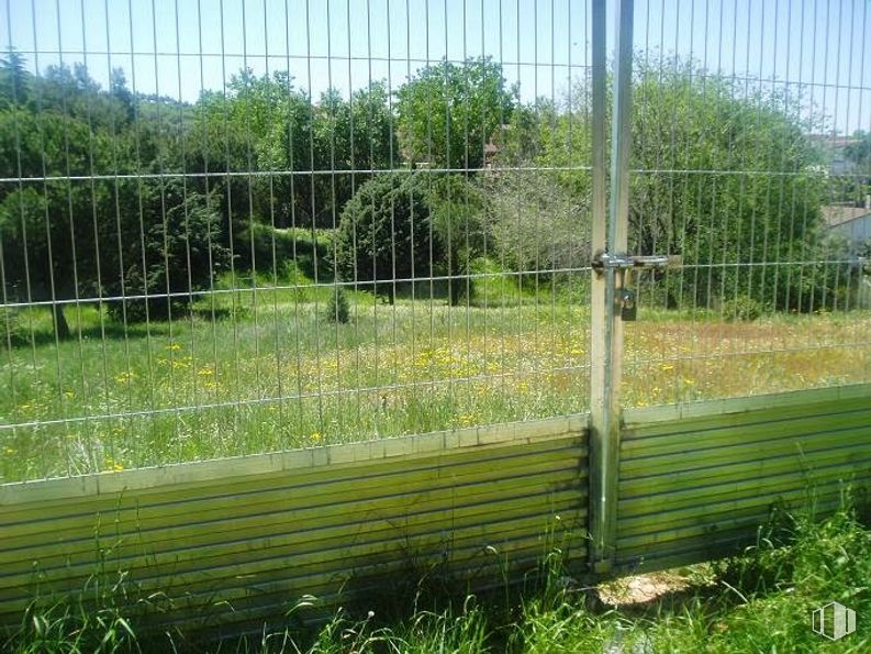 Suelo en venta en Avenida Varsovia, 60, El Casar, Guadalajara, 19170 con planta, cielo, valla, árbol, lote de terreno, malla, vegetación, hierba, alambrada y vallado de viviendas alrededor