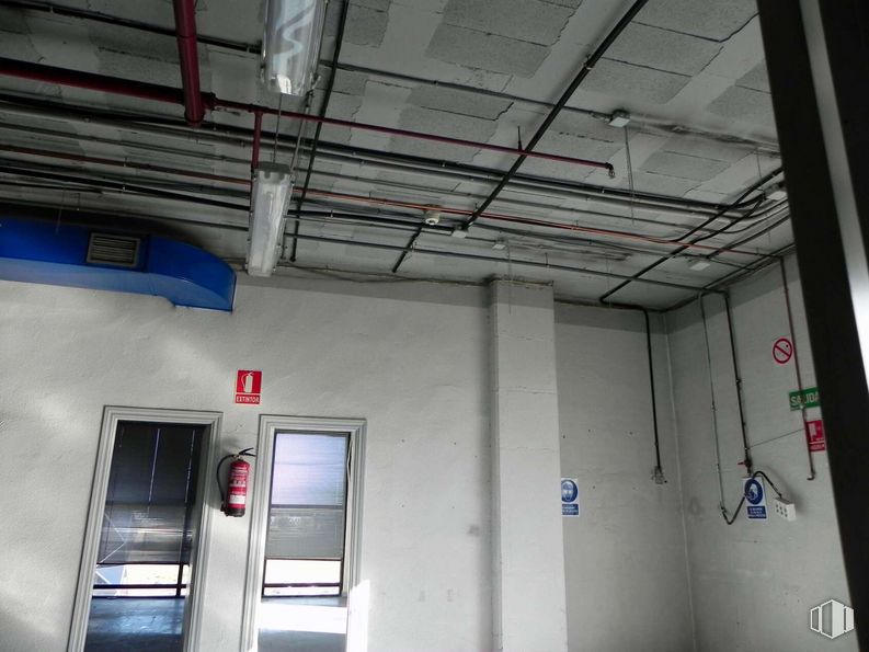 Oficina en venta en Edificio Auge III, Calle María Tubau, 4, Fuencarral - El Pardo, Madrid, 28050 con puerta, accesorio, edificio, ventana, línea, gas, electricidad, vidrio, espacio y techo alrededor