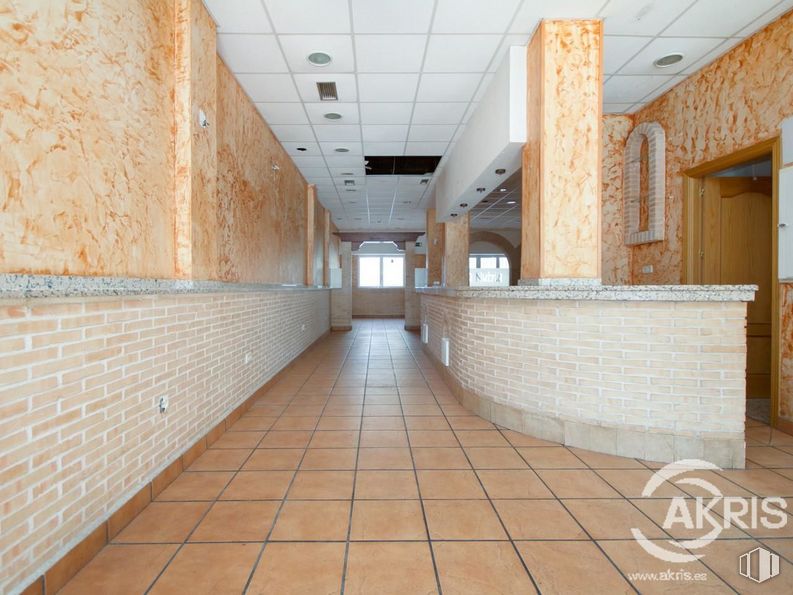 Retail for sale at Calle Islas Columbretes, Fuencarral - El Pardo, Humanes de Madrid, Madrid, 28970 with building, wood, hall, interior design, flooring, floor, tile flooring, ceiling, brick and house around