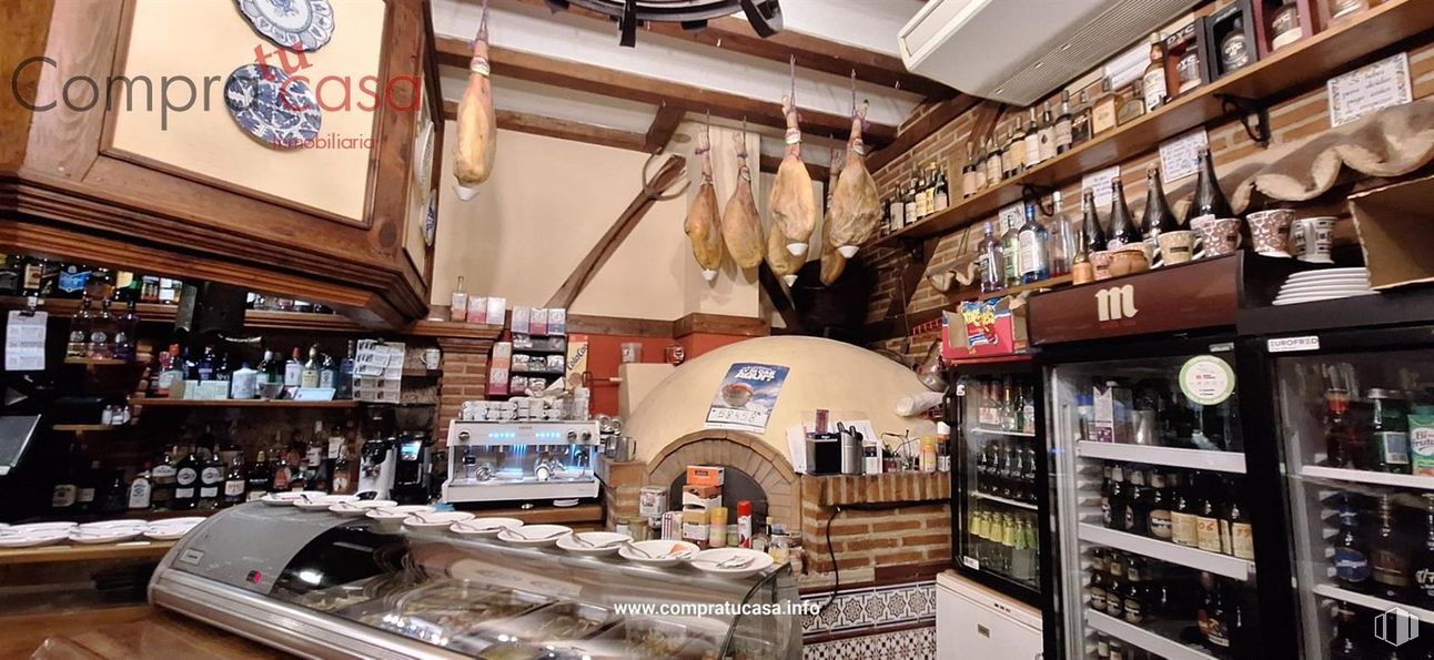 Local en venta en Centro urbano, Palazuelos de Eresma, Segovia, 40194 con venta al por menor, botella, estante, bar, restaurante, pub, licor, estantería, botella de vidrio y cliente alrededor