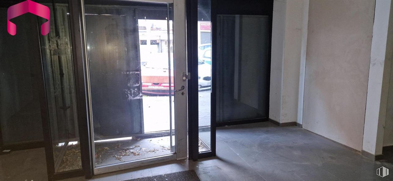 Retail for sale at Calle Esteban Collantes, Ciudad Lineal, Madrid, 28017 with floor, flooring, door, glass, home door, transparency, building material, daylighting and aluminium around