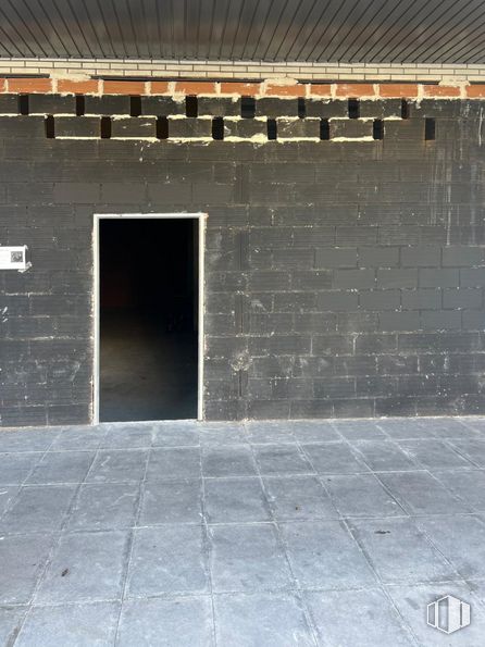 Retail for rent at Calle Oslo, Alcorcón, Madrid, 28922 with door, road surface, brickwork, wood, architecture, brick, rectangle, grey, floor and shade around