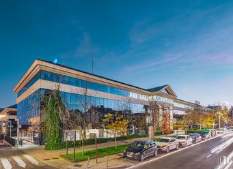 Oficina en alquiler en Campus Ática, Avenida Europa, 26, Pozuelo de Alarcón, Madrid, 28223 con coche, edificio, cielo, nube, planta, arquitectura, asfalto, diseño urbano, superficie de la carretera y árbol alrededor