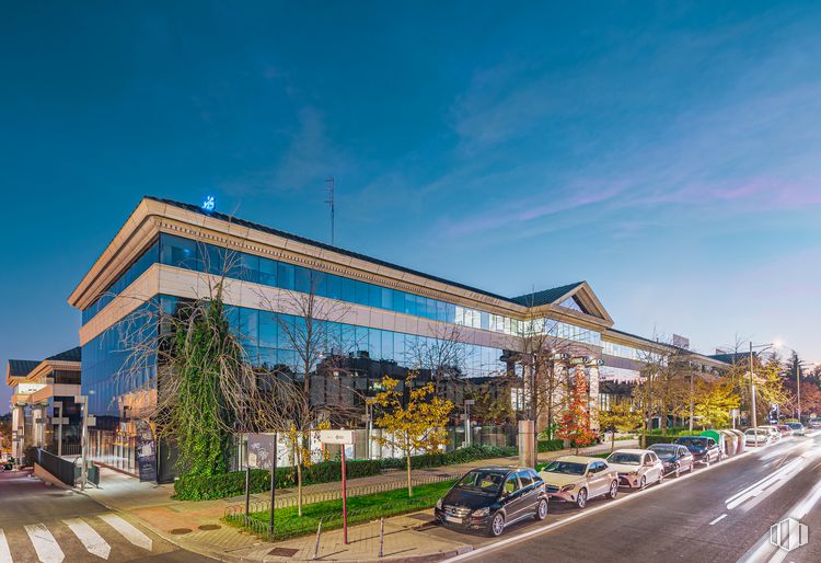 Oficina en alquiler en Campus Ática, Avenida Europa, 26, Pozuelo de Alarcón, Madrid, 28223 con coche, edificio, cielo, nube, planta, arquitectura, asfalto, diseño urbano, superficie de la carretera y árbol alrededor