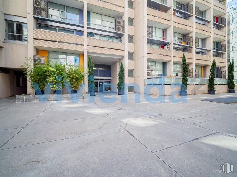 Oficina en venta en Avenida Manoteras, Hortaleza, Madrid, 28050 con edificio, ventana, planta, diseño urbano, superficie de la carretera, accesorio, condominio, barrio, asfalto y fachada alrededor