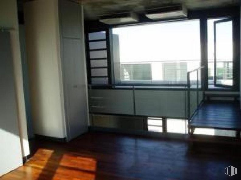 Oficina en alquiler y venta en Avenida Fuencarral, Alcobendas, Madrid, 28108 con ventana, ebanistería, edificio, accesorio, sombra, madera, casa, hall, suelos y suelo alrededor