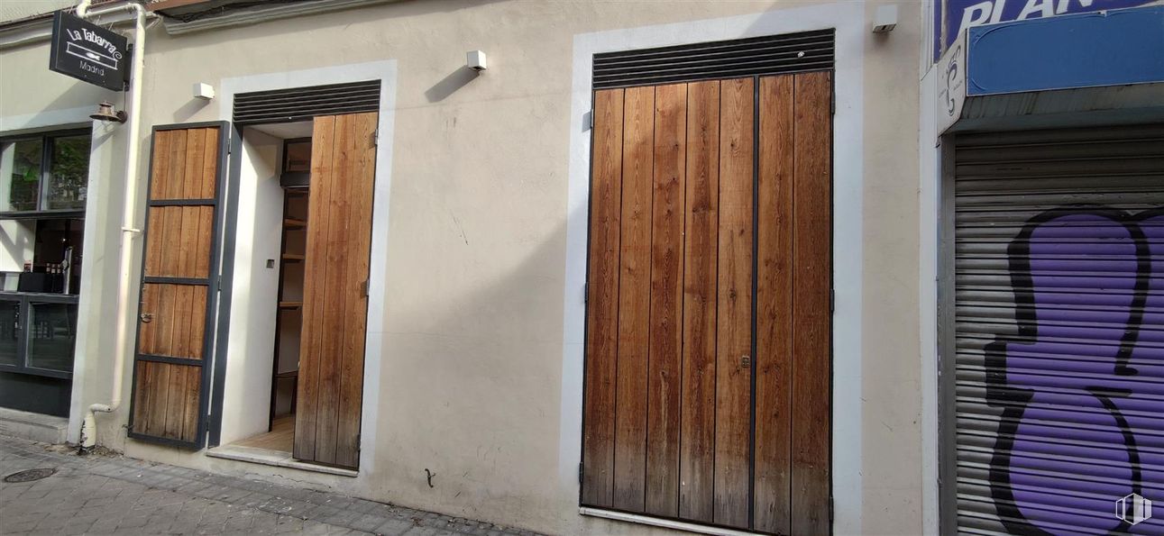 Retail for rent at Calle Guzmán el Bueno, 48, Chamberí, Madrid, 28015 with door, wall, wood, composite material, home door, concrete, metal, iron, hardwood and wood stain around