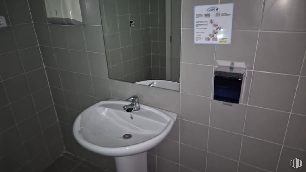 Local en venta en Avenida Libertad, Leganés, Madrid, 28917 con fregadero, grifo, accesorios de fontanería, lavabo, cuarto de baño, suelos, fontanería, suelo, azulejo y gris alrededor