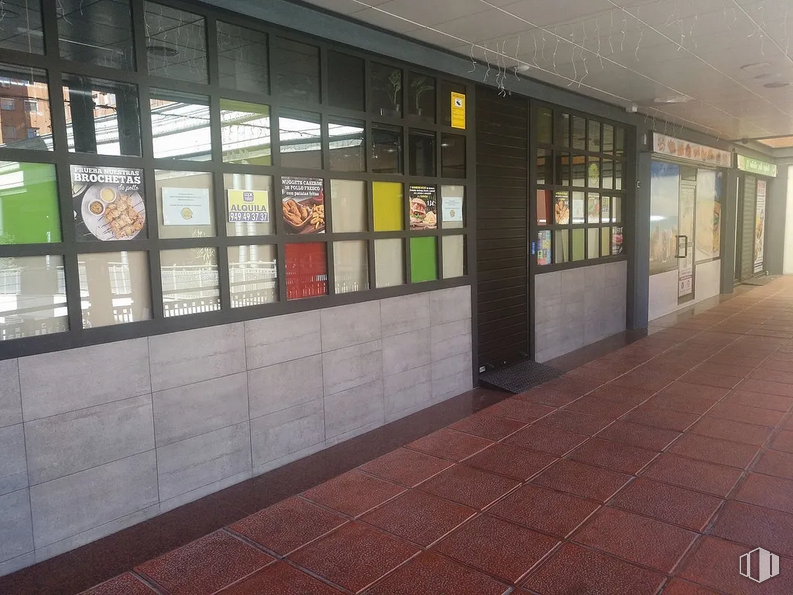 Retail for rent at Alamín, Guadalajara, 19005 with clock, property, fixture, wall, floor, flooring, metropolitan area, glass, urban area and facade around