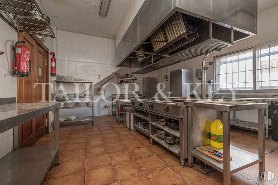 Nave en venta en Polígono Los Frailes, Daganzo de Arriba, Madrid, 28814 con ventana, propiedad, interiorismo, suelo, suelos, estantería, gas, techo, madera y ingeniería alrededor