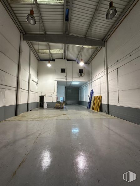 Industrial for rent at Calle Físicas, 38, Alcorcón, Madrid, 28923 with light fixture, lighting, flooring, floor, ceiling, hall, warehouse, fluorescent lamp, building material and basement around