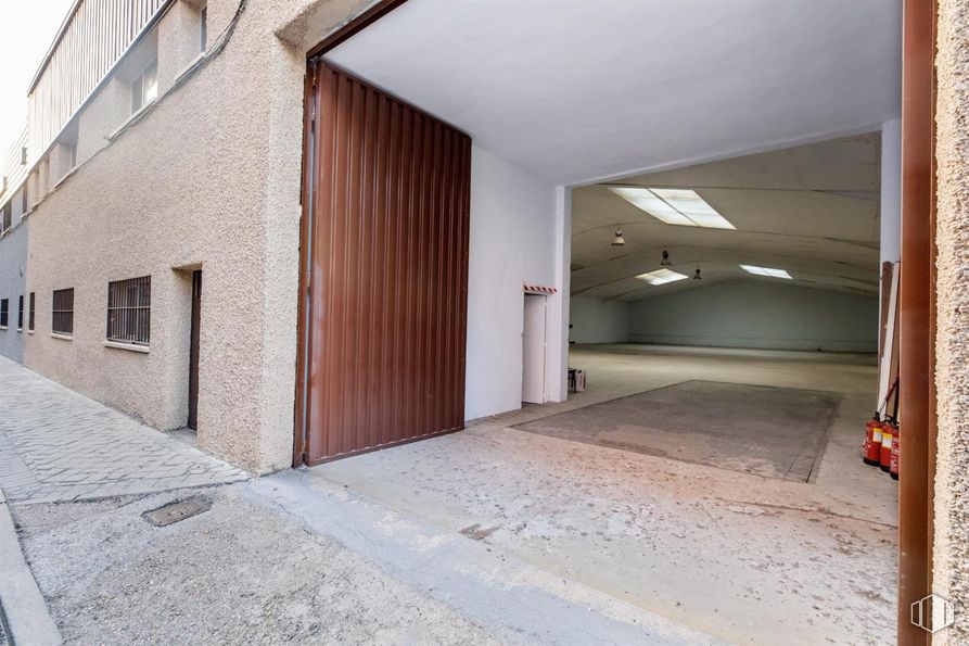 Industrial for rent at Calle Castrobarto, Barajas, Madrid, 28042 with window, door, wall, composite material, concrete, garage door, building material, daylighting, garage and design around