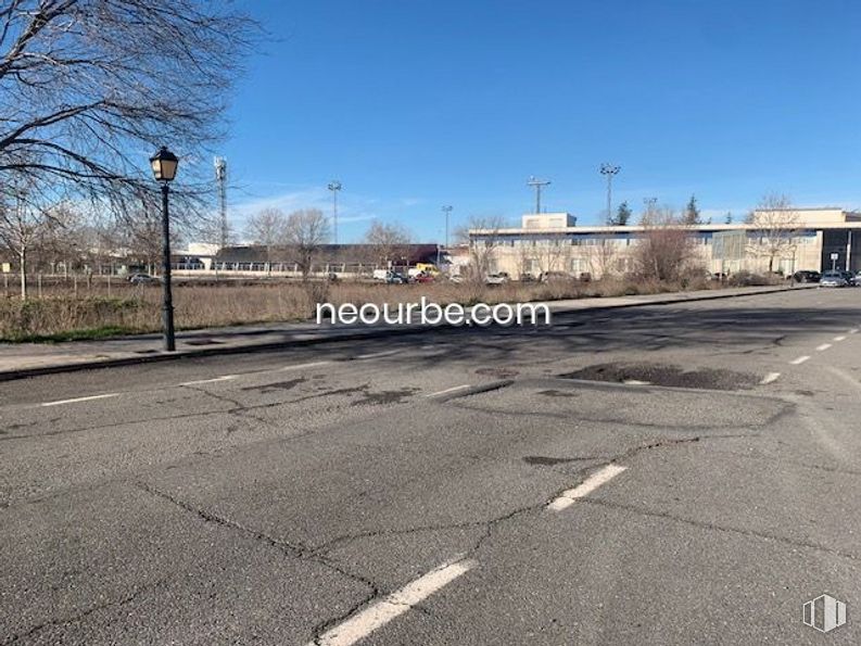 Land for sale at Urbanización Santo Tomé, Ávila, 05003 with sky, street light, building, road surface, cloud, tree, asphalt, residential area, tar and city around