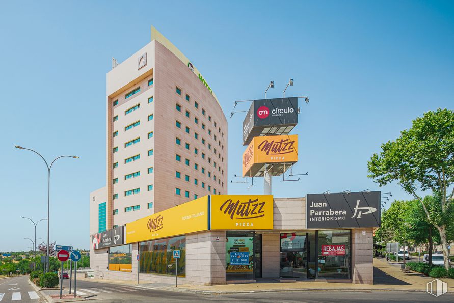 Local en alquiler en Calle Luis Pasteur, s/n, San Sebastián de los Reyes, Madrid, 28700 con edificio, luz de la calle, cielo, planta, árbol, edificio comercial, torre, zona residencial, fachada y diseño urbano alrededor