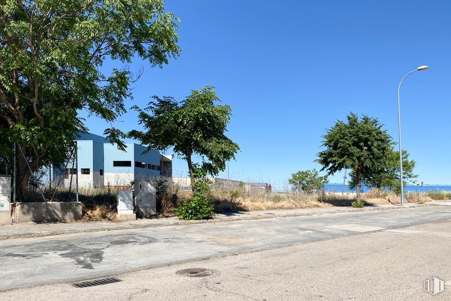 Land for sale at Cuesta Aguadero, 5, Chiloeches, Guadalajara, 19160 with sky, plant, building, street light, window, road surface, tree, asphalt, land lot and neighbourhood around