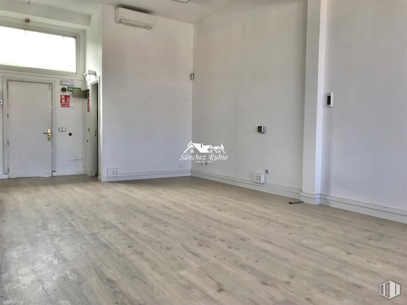 Oficina en alquiler en Avenida Valladolid, Torrelodones, Madrid, 28250 con puerta, accesorio, edificio, madera, pintura, suelo, suelos, hall, tinte para madera y suelo laminado alrededor