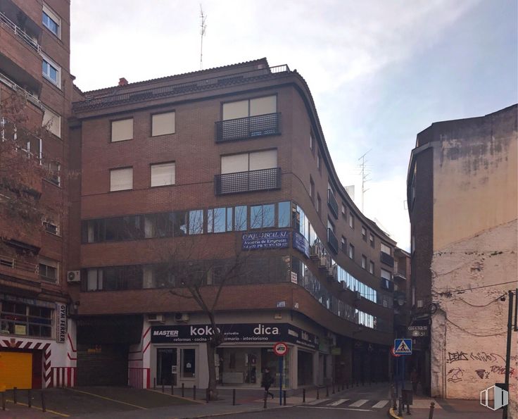 Office for sale at Calle Sol, 32, Talavera de la Reina, Toledo, 45600 with building, window, sky, fixture, urban design, cloud, condominium, tower block, residential area and commercial building around