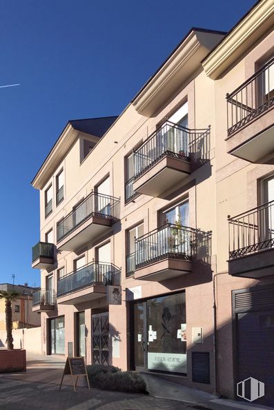 Retail for rent at Calle Duque de Alba, Majadahonda, Madrid, 28220 with window, house, sky, building, urban design, condominium, residential area, neighbourhood, tower block and real estate around