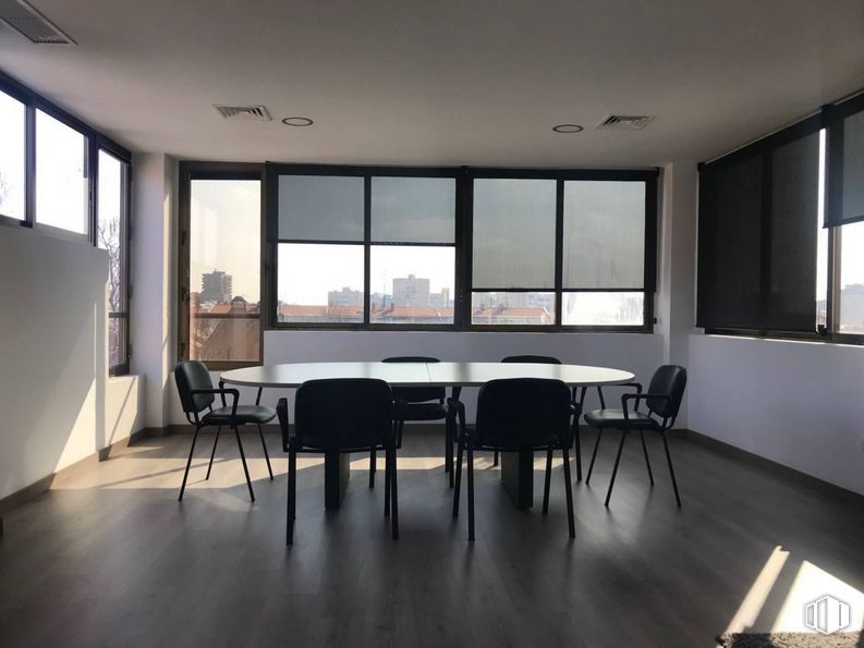 Oficina en alquiler en Calle Bueso Pineda, 7, Ciudad Lineal, Madrid, 28043 con silla, mesa, ventana, edificio, mueble, accesorio, sombra, madera, pasillo y diseño de interiores alrededor