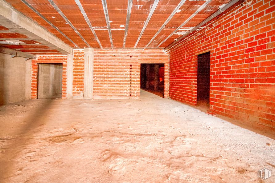 Retail for sale & for rent at Calle Santa Bárbara, Torrelaguna, Madrid, 28180 with door, wood, brickwork, brick, hall, amber, flooring, floor, wall and building material around