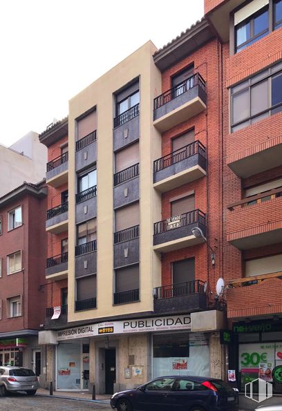 Local en alquiler y venta en Calle Escultor Marinas, 12, Segovia, 40002 con coche, ventana, edificio, luz de estacionamiento automotriz, rueda, neumático, vehículo, infraestructura, arquitectura y diseño urbano alrededor