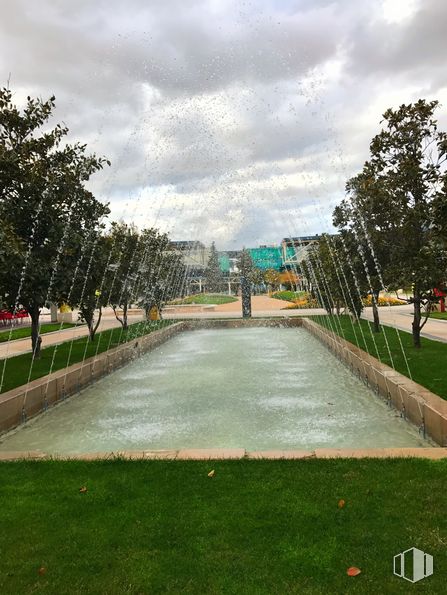 Oficina en alquiler en Kudos Innovation Campus San Fernando, Avenida Castilla, 2, San Fernando de Henares, Madrid, 28830 con agua, nube, planta, cielo, tiempo de día, edificio, superficie de la carretera, árbol, diseño urbano y luz de la calle alrededor