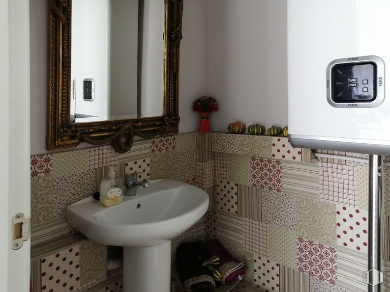 Retail for sale at Zona Ávila Sur, Ávila, 05003 with sink, mirror, plumbing fixture, tap, bathroom sink, property, bathroom, purple, black and plant around