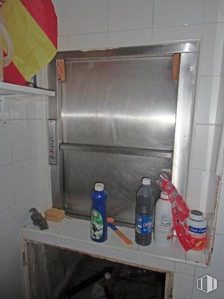 Retail for sale at Los Tiradores-Centro, Cuenca, 16001 with bottle, container, plastic bottle, gas, refrigerator, wood, soft drink, major appliance, plastic and tin can around