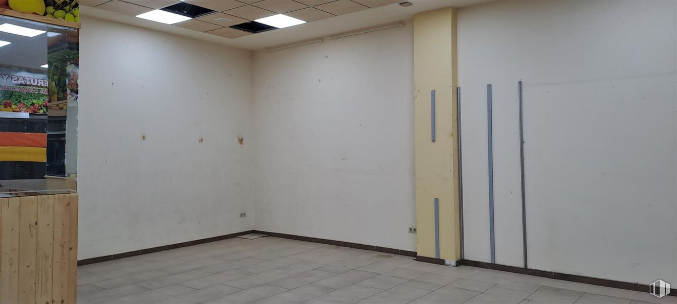 Retail for rent at Plaza Universidad, 6, Segovia, 40005 with wood, interior design, wall, floor, flooring, fixture, ceiling, building, hardwood and hall around