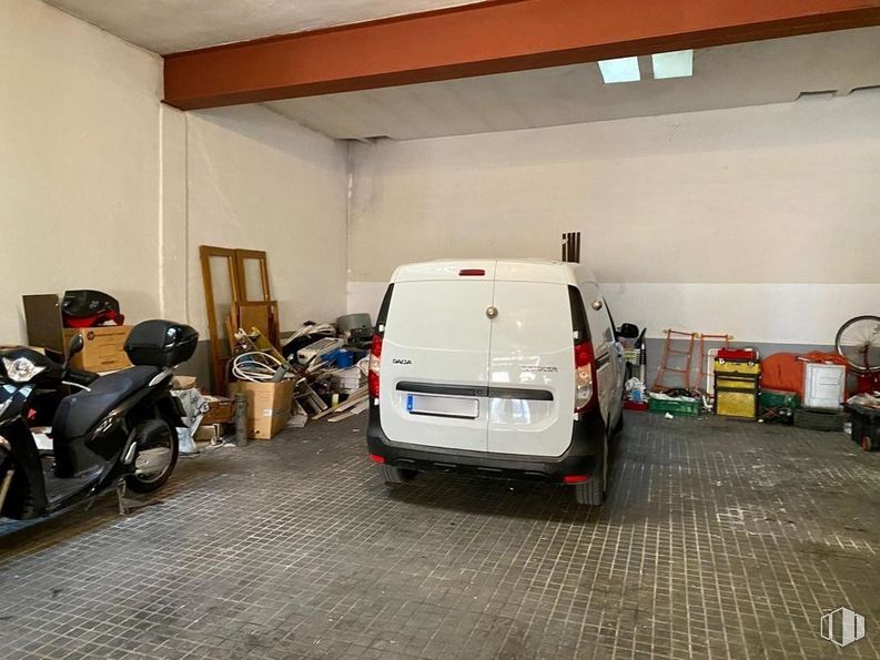 Nave en venta en Zona Puente Vallecas, Puente de Vallecas, Madrid, 28053 con neumático, motocicleta, rueda, iluminación del automóvil, vehículo, luces traseras y de freno, neumático de automoción, coche, vehículo de motor y depósito de combustible alrededor