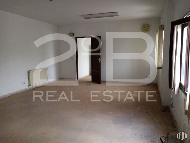 Industrial for sale at Casco urbano, La Puebla de Almoradiel, Toledo, 45840 with door, fixture, building, floor, window, font, flooring, wood, real estate and gas around