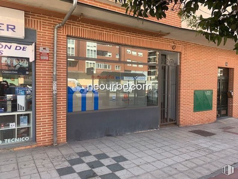 Retail for rent at Calle Agustín Rodríguez Sahagún, Ávila, 05003 with door, brickwork, brick, shelf, facade, tree, road surface, fixture, city and wood around