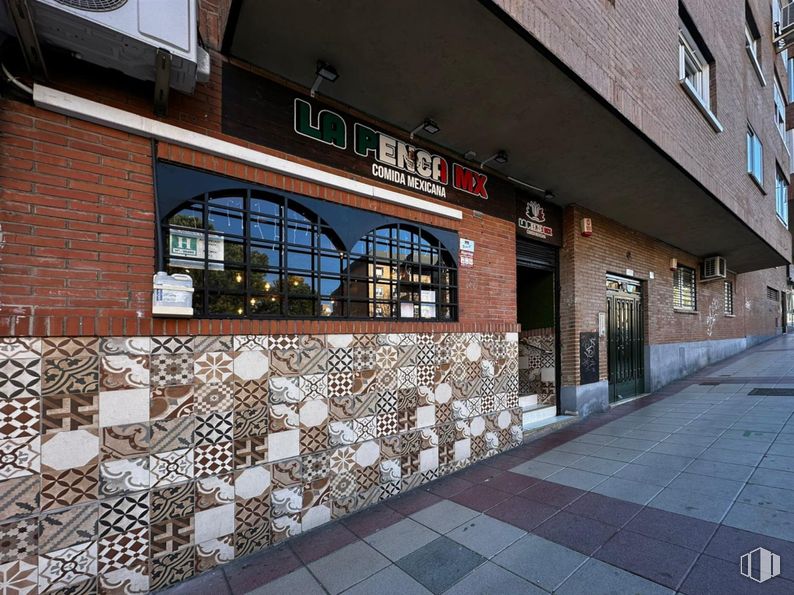 Local en venta en Calle Ruperto Chapí, 8, Alcobendas, Madrid, 28100 con pared, fachada, material compuesto, ladrillo, albañilería, hierro, hormigón, acera, material de construcción y restaurante alrededor