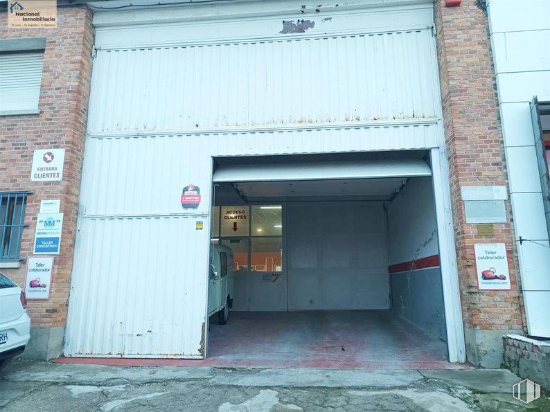 Industrial for sale at Zona industrial, Segovia, 40006 with car, garage door, garage, parking, gate and automotive tail & brake light around