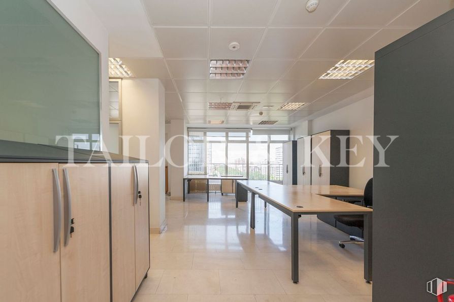 Oficina en venta en Paseo Castellana, Chamartín, Madrid, 28046 con escritorio, ebanistería, mesa, mueble, propiedad, accesorio, silla, madera, edificio y interiorismo alrededor