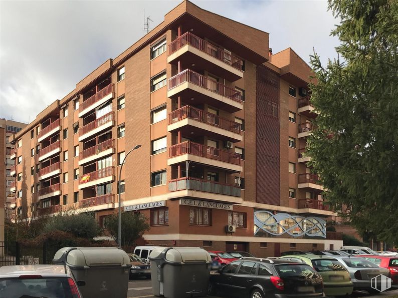 Retail for sale at Avenida Castilla, Guadalajara, 19003 with car, building, waste container, cloud, property, sky, vehicle, window, wheel and tire around