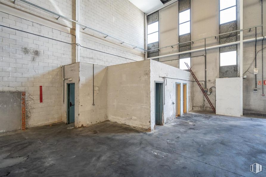 Industrial for sale at San Cristóbal, Villaverde, Madrid, 28021 with door, window, building, wood, floor, flooring, composite material, hall, facade and fixture around